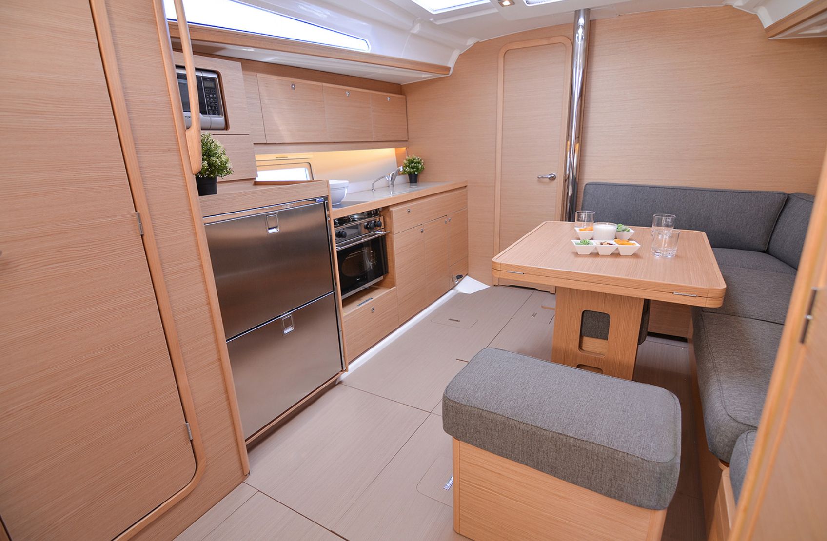 Dufour 390GL Dining