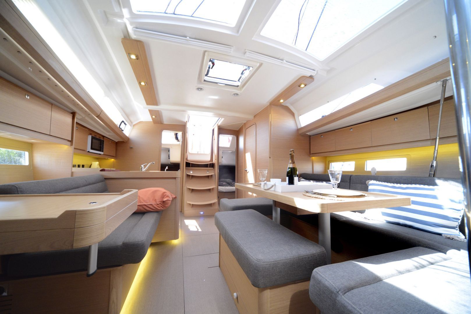 Dufour 412 Salon