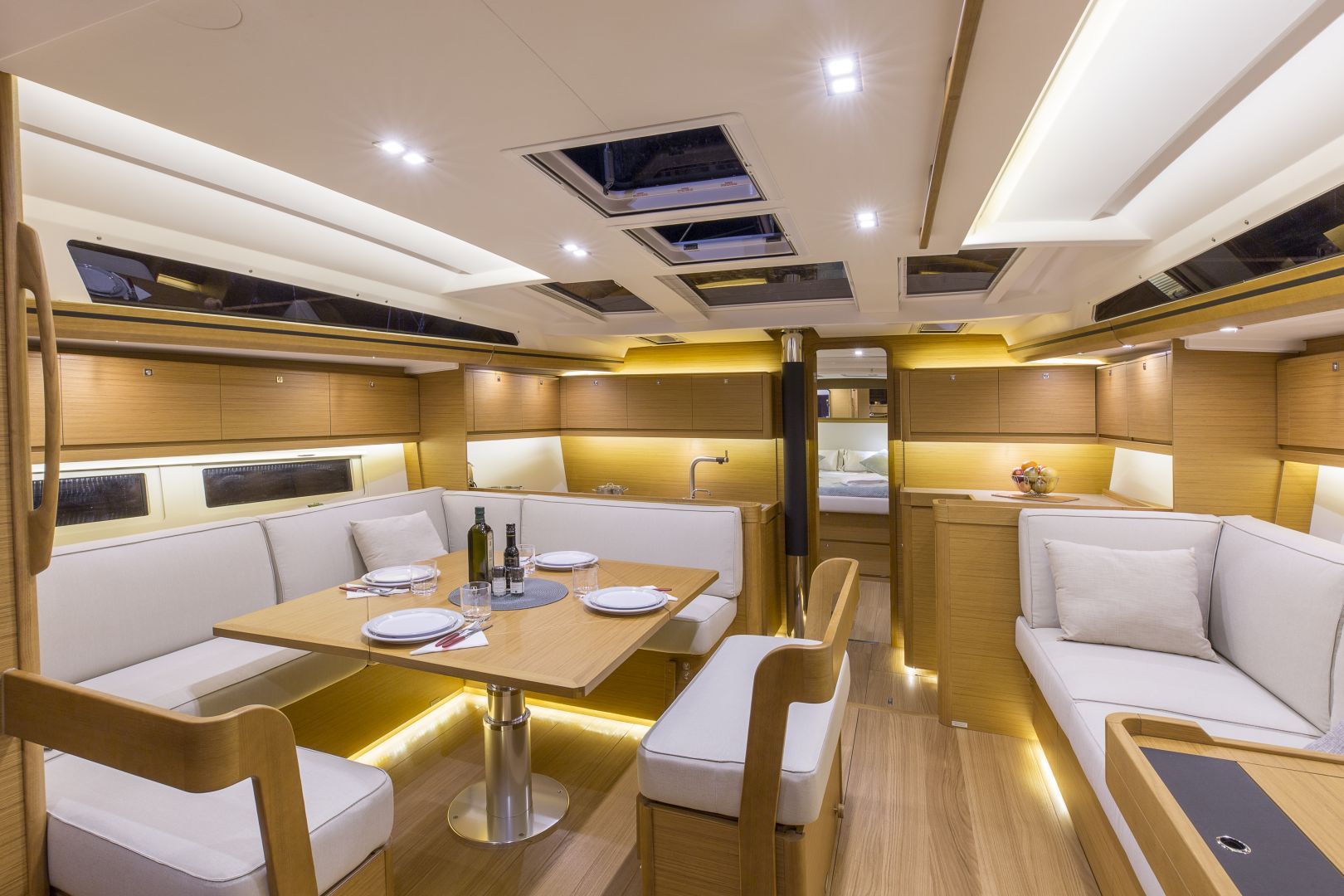 Dufour 520 Dining