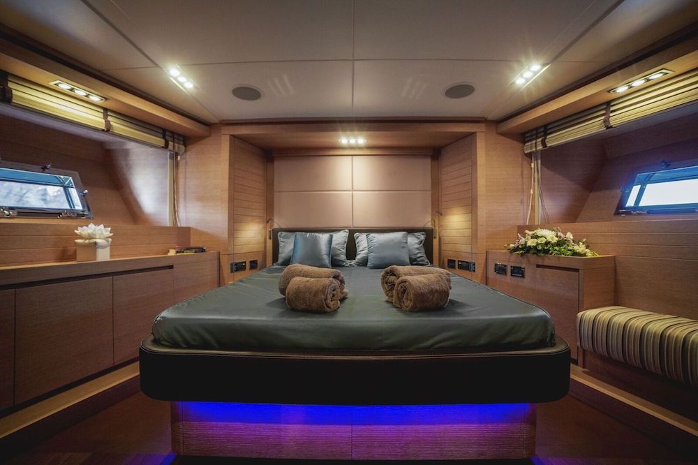 ELEVEN I Italcraft 90 Motoryacht VIP Cabin