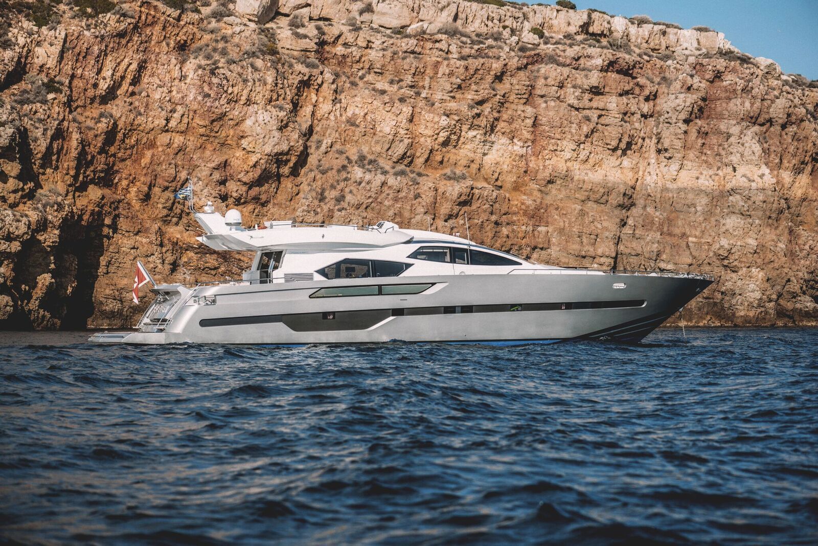 ELEVEN I Italcraft 90 Motoryacht Side View