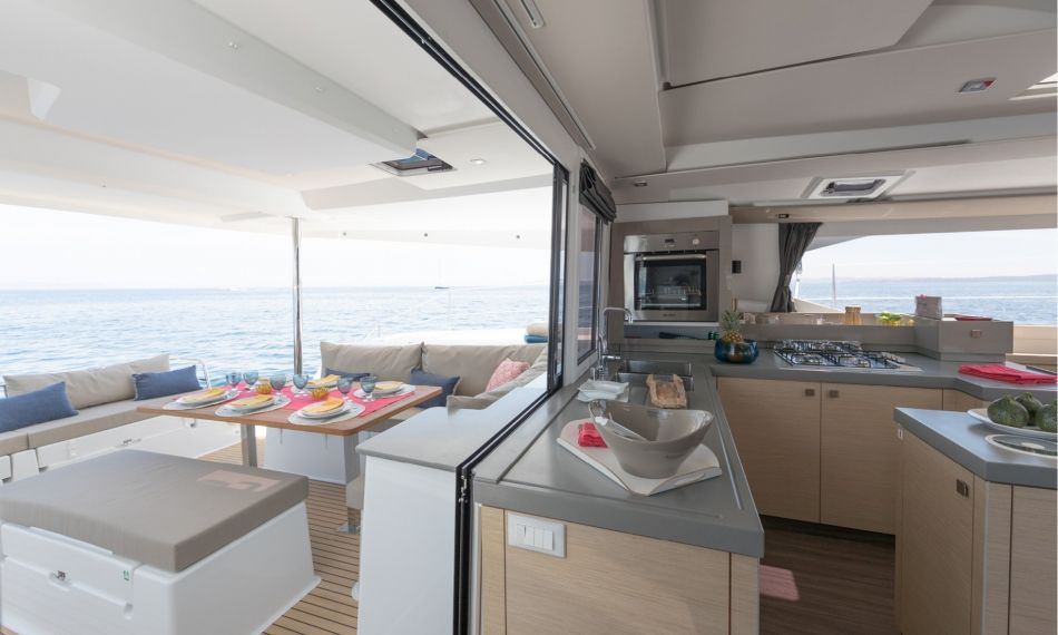 Fountaine Pajot Saona 47 Dining