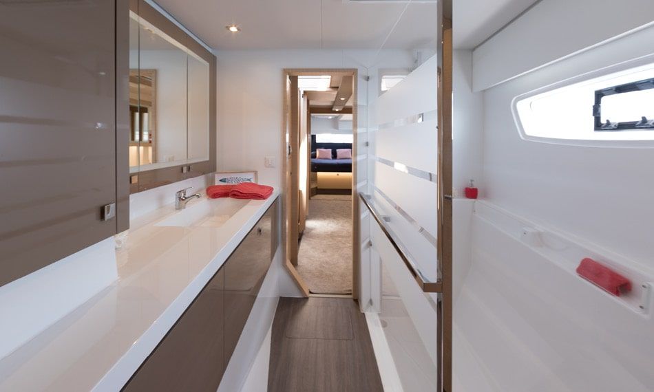Fountaine Pajot Saona 47 Bathroom