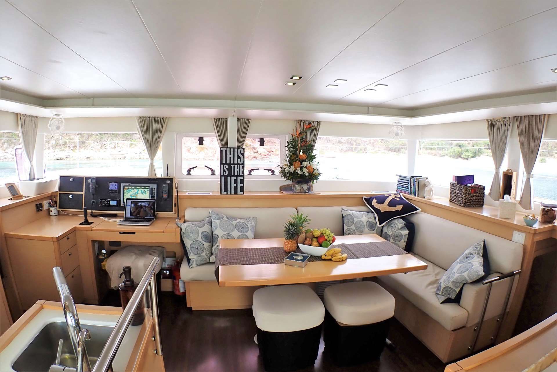 GYPSY PRINCES Lagoon 450 Saloon