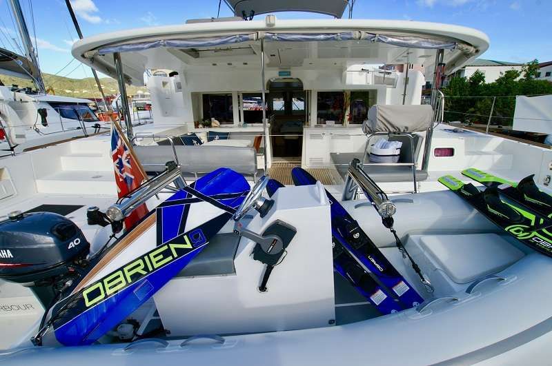 GYPSY PRINCES Lagoon 450 Skis