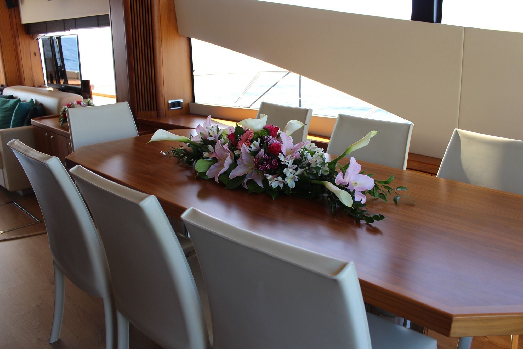 HAYAT Sunseeker 22m Dining