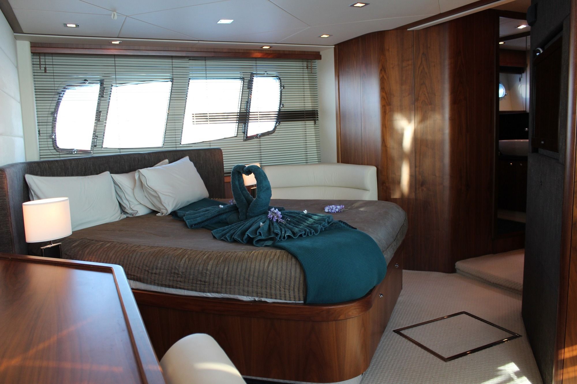 HAYAT Sunseeker 22m Master Cabin