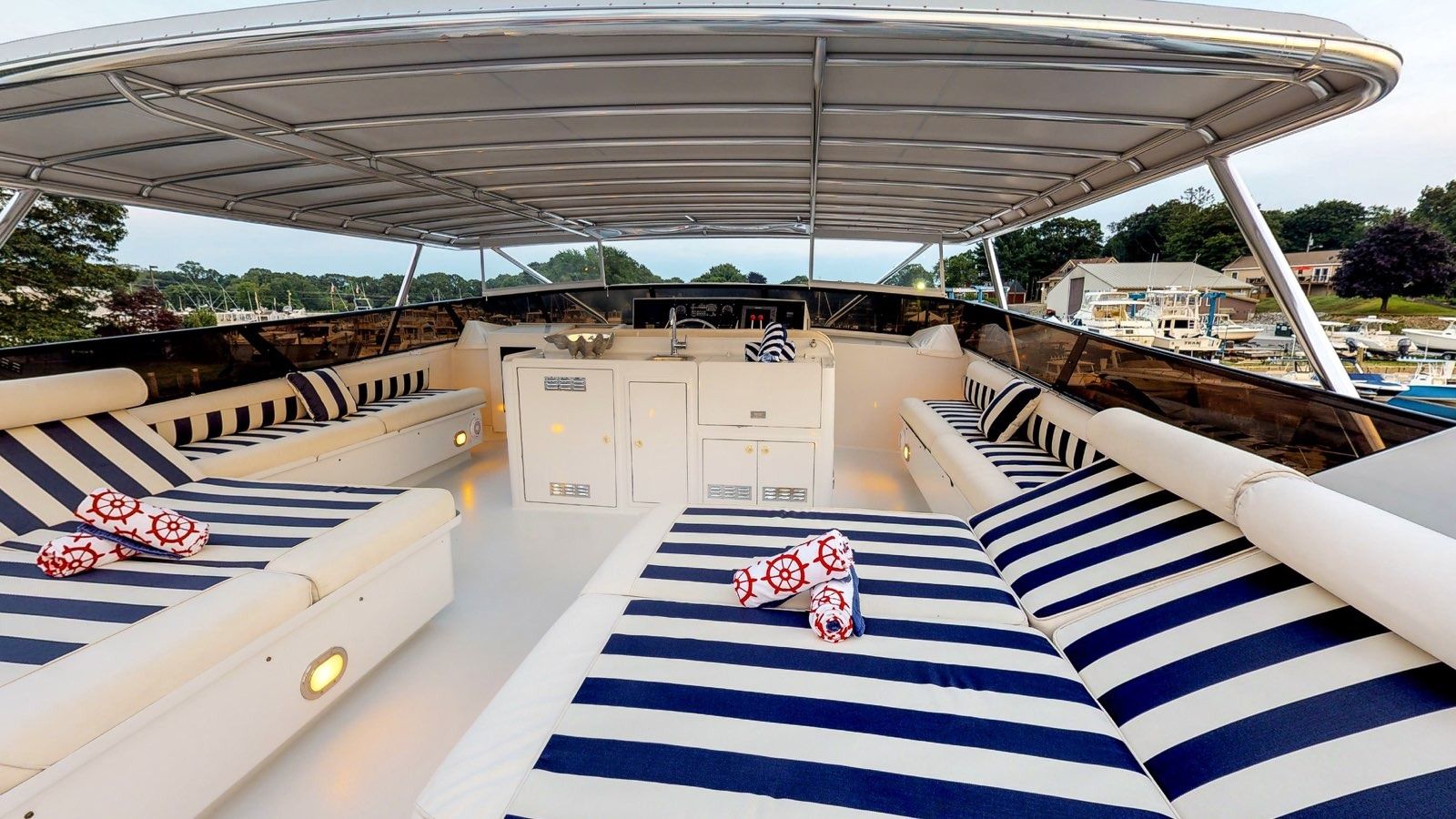 Boatbookings Yacht Charter Independence 3 Flybridge