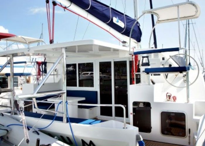 Island Spirit 38 - Cockpit