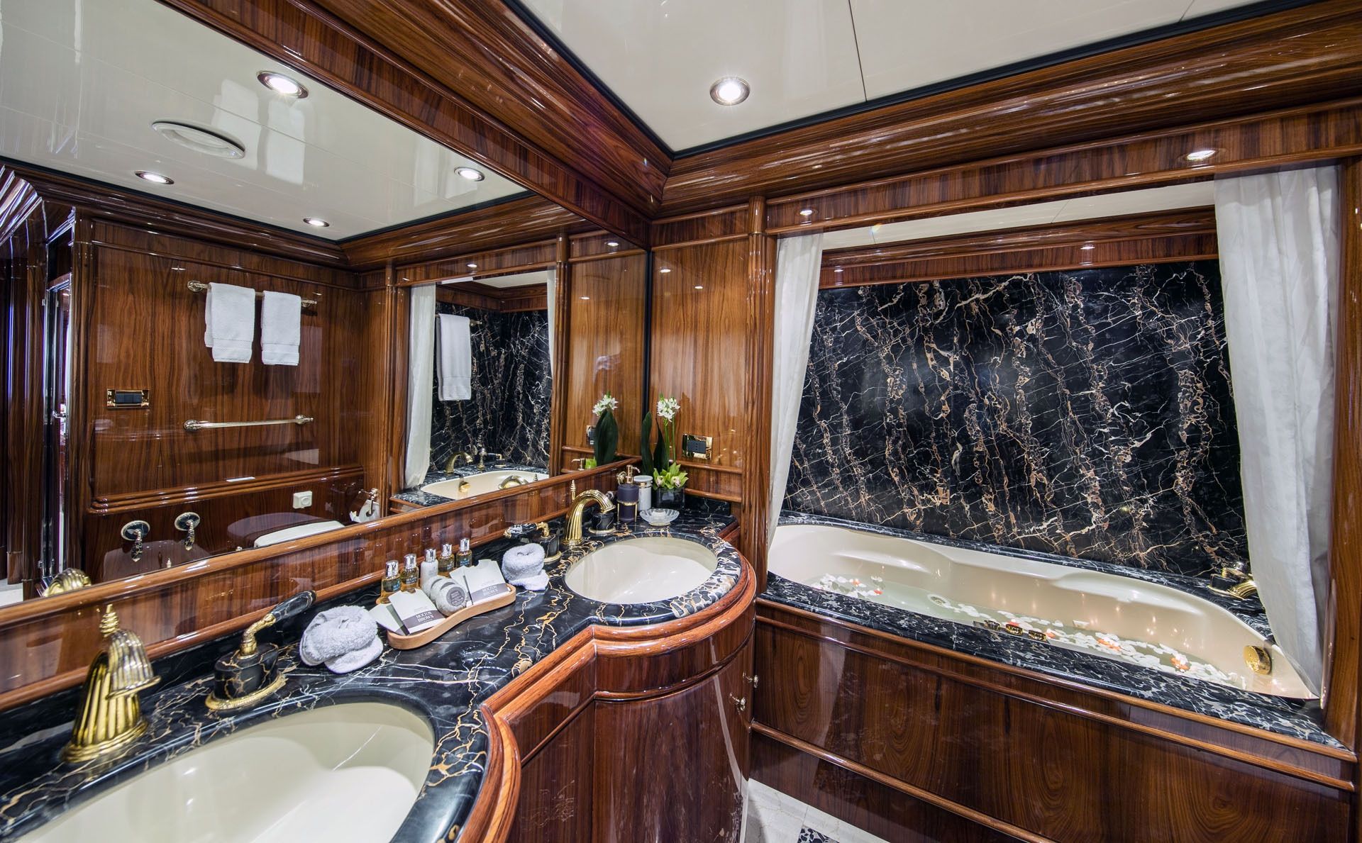 JAAN Intermarine SPA 138 Master En Suite