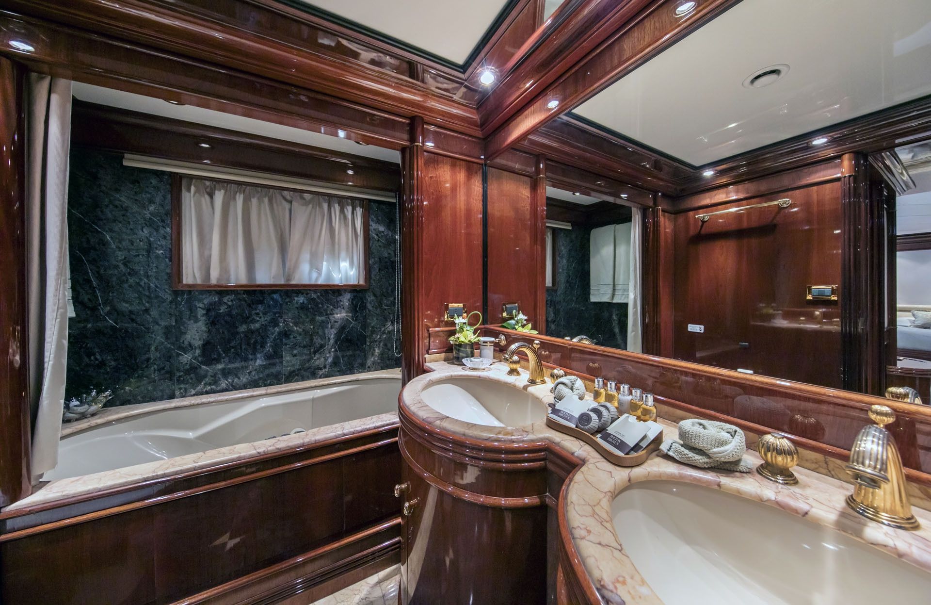 JAAN Intermarine SPA 138 VIP En Suite