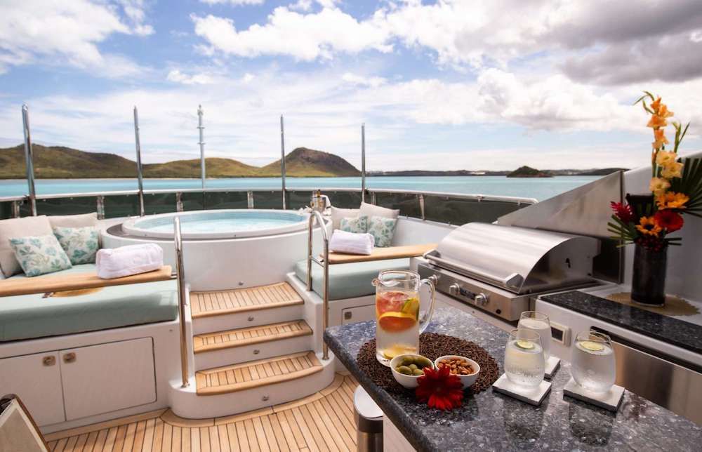 JUST ENOUGH Motor Yacht Jacuzzi
