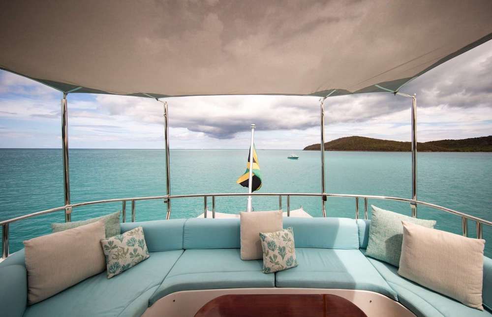 JUST ENOUGH Motor Yacht Lounging