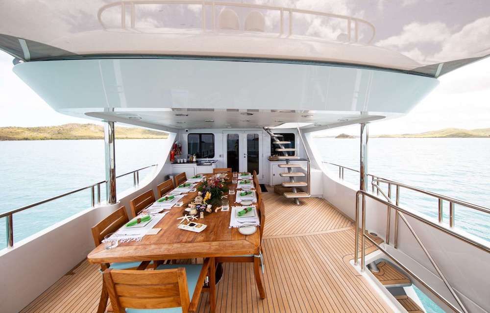 JUST ENOUGH Motor Yacht Dining