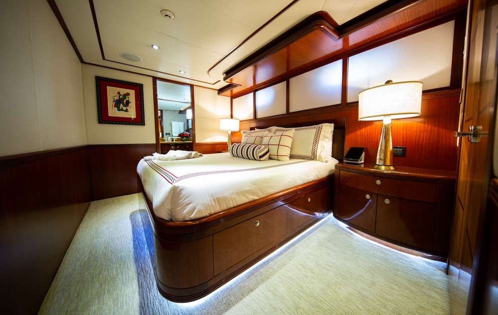 JUST ENOUGH Motor Yacht Cabin
