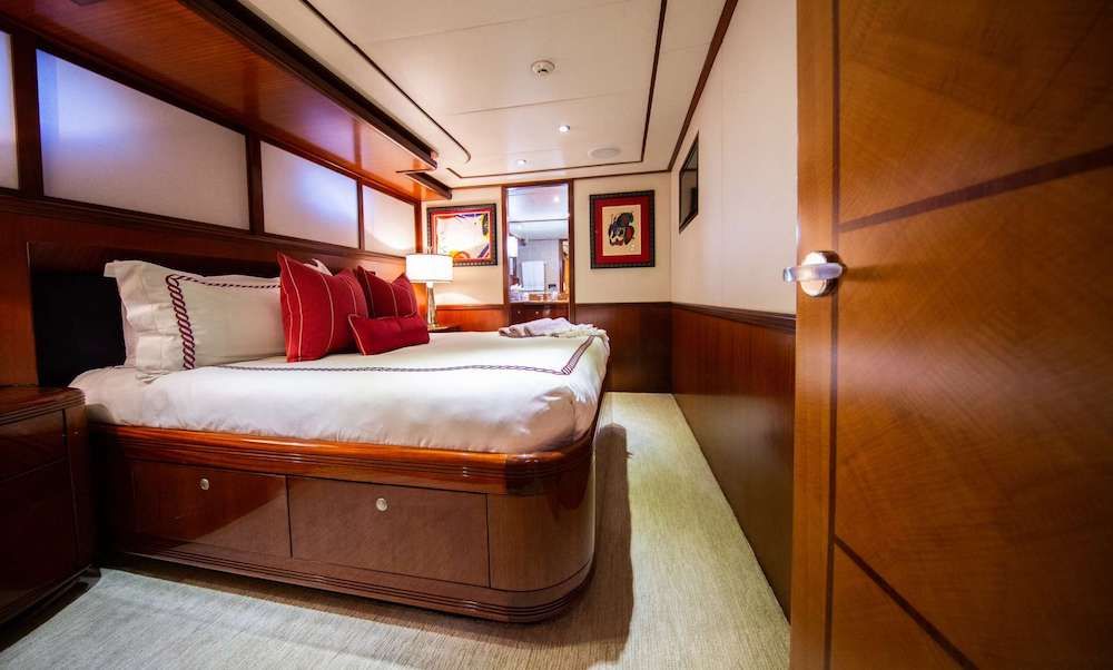 JUST ENOUGH Motor Yacht Suite