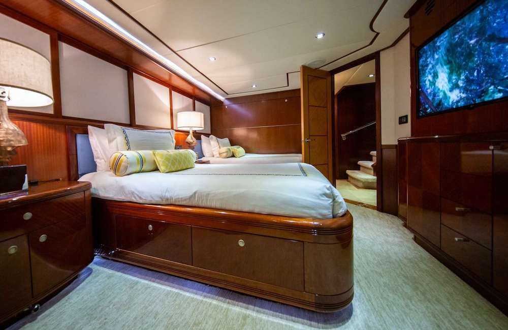 JUST ENOUGH Motor Yacht Twin