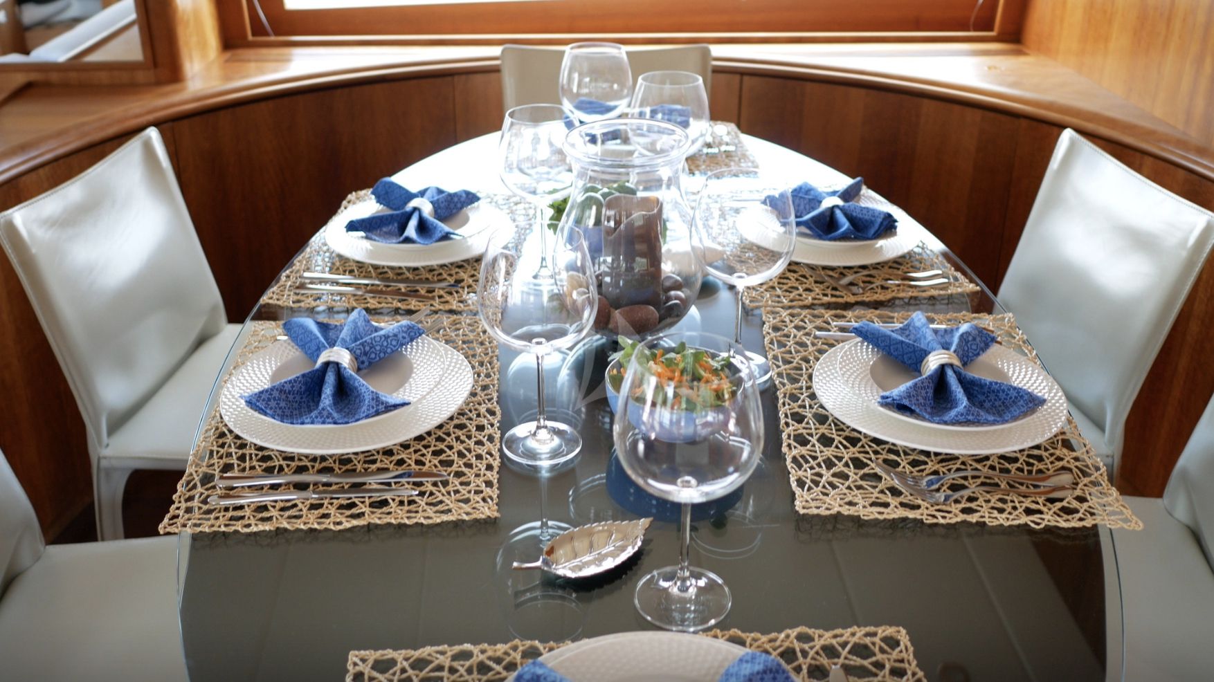 Saloon dining