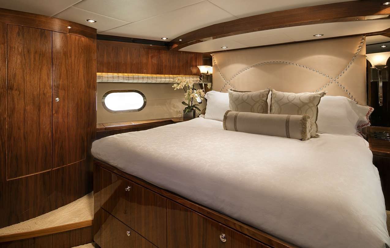 LADY DEENA II Hargrave 101 Luxury Motoryacht VIP Cabin