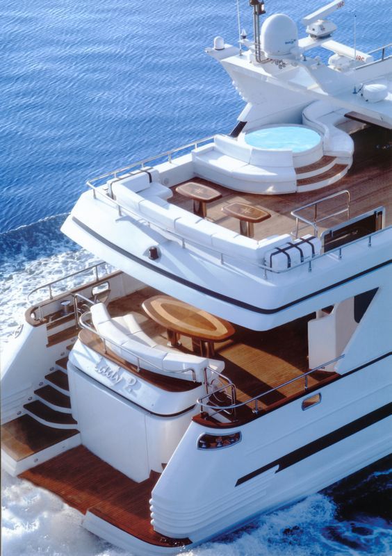LADY P - Crewed Motor Yacht - Stern Cruising