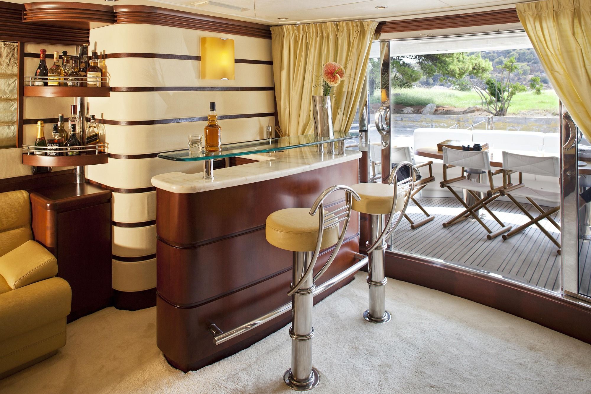 LADY P - Crewed Motor Yacht - Salon Bar