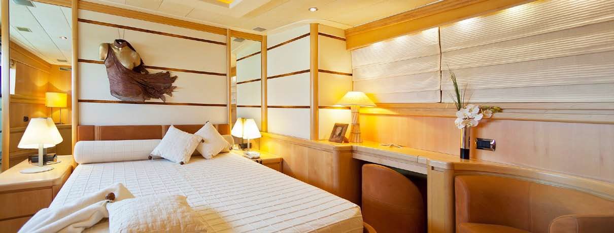 LADY P - Crewed Motor Yacht - Double