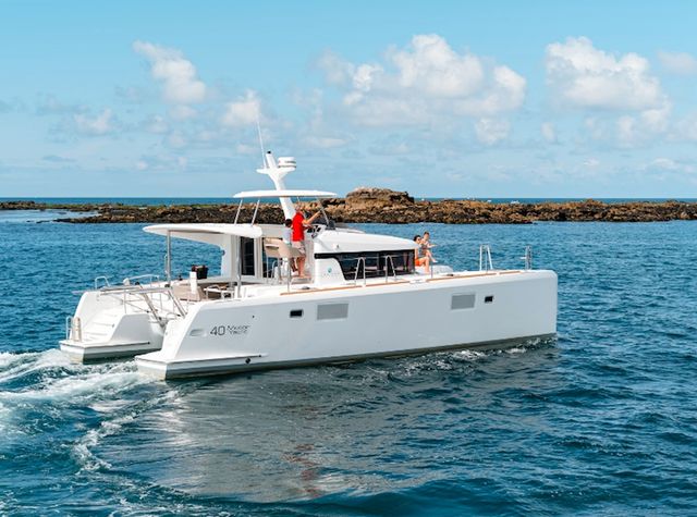 lagoon 40 power catamaran specs