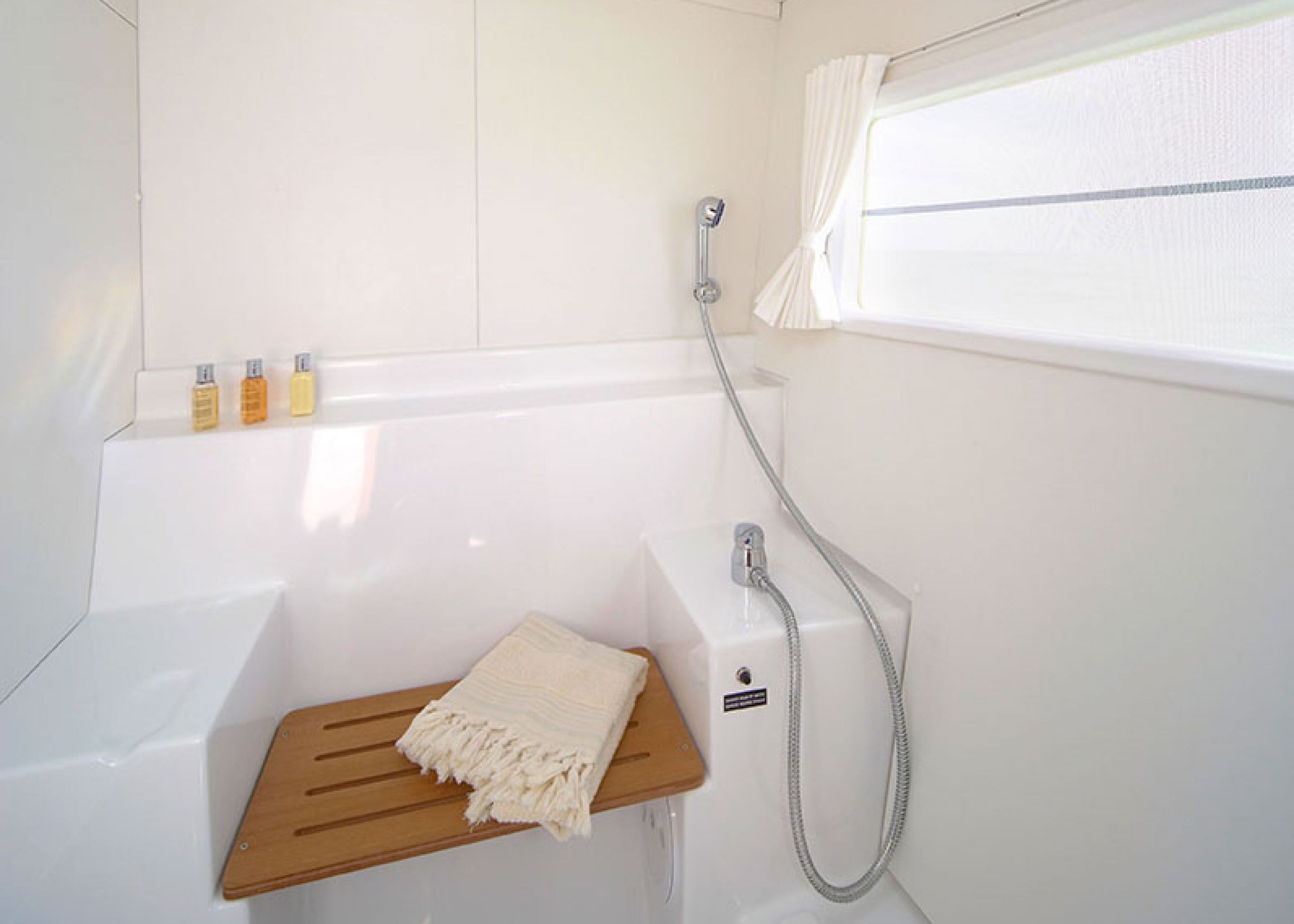 Lagoon 380 (2018)- Shower/Toilette