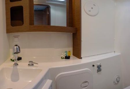 Lagoon 42 - Shower