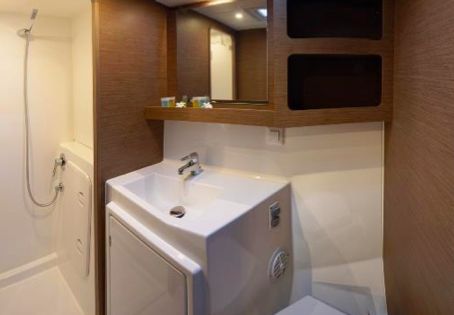 Lagoon 42 - Shower