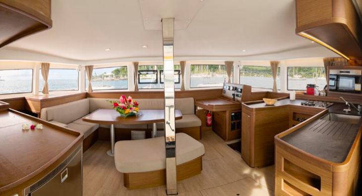 Lagoon 42 - Saloon/galley