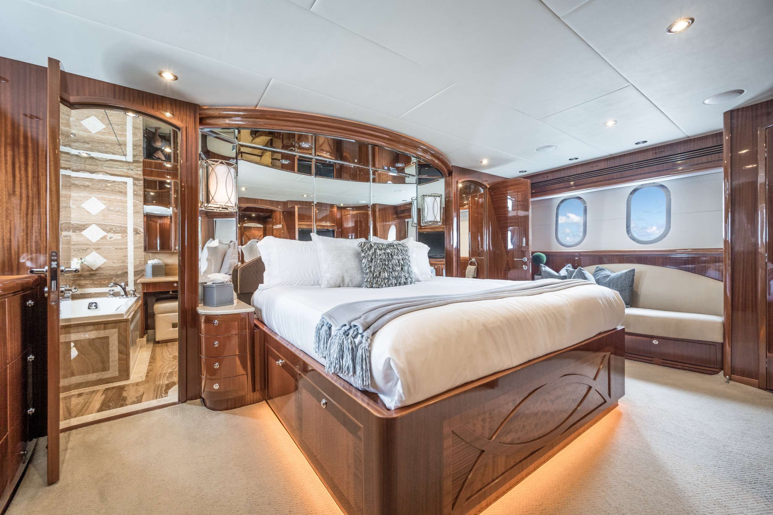 LIMITLESS Crewed Motor Yacht Master Cabin