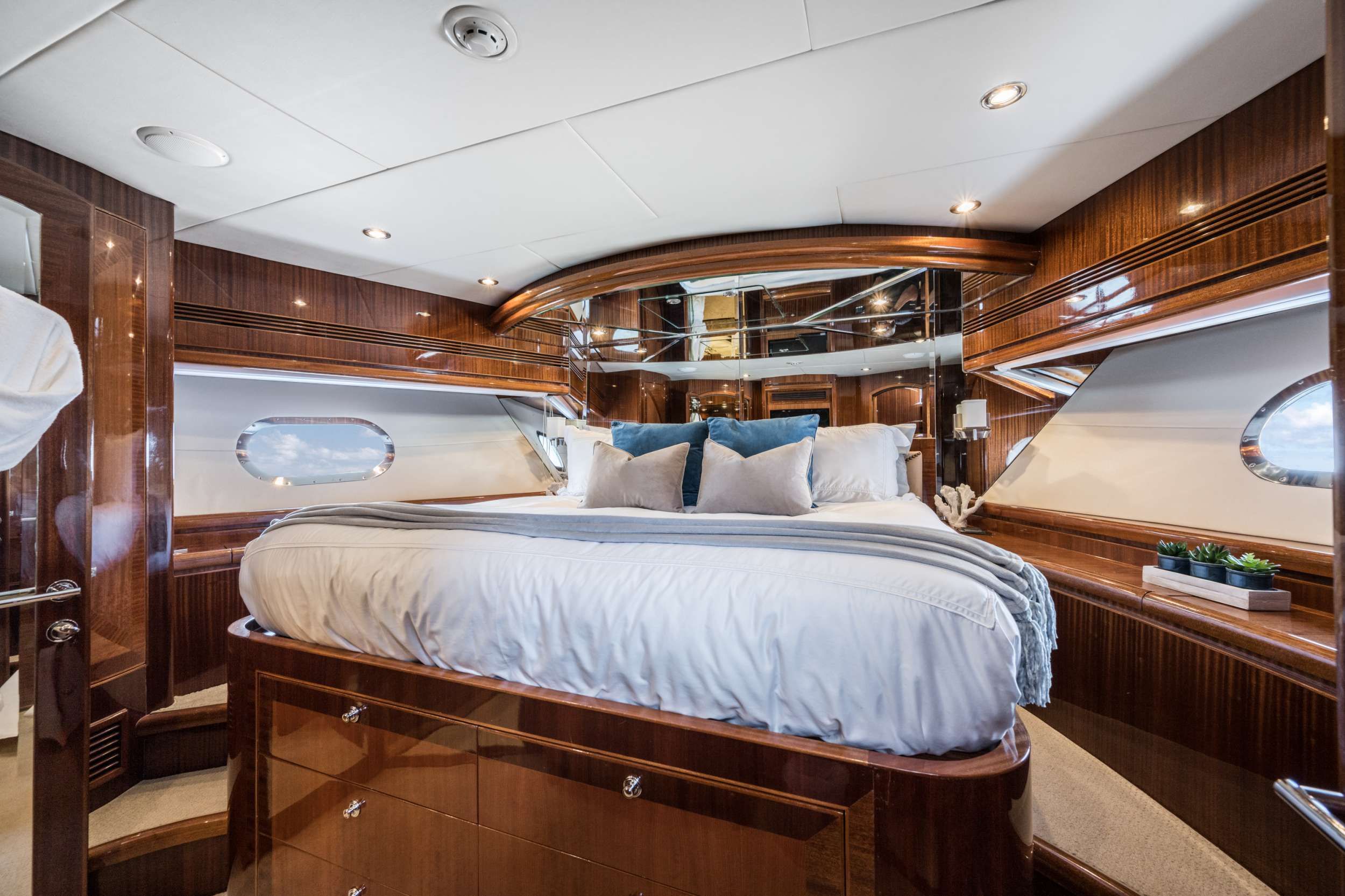 LIMITLESS Crewed Motor Yacht King VIP