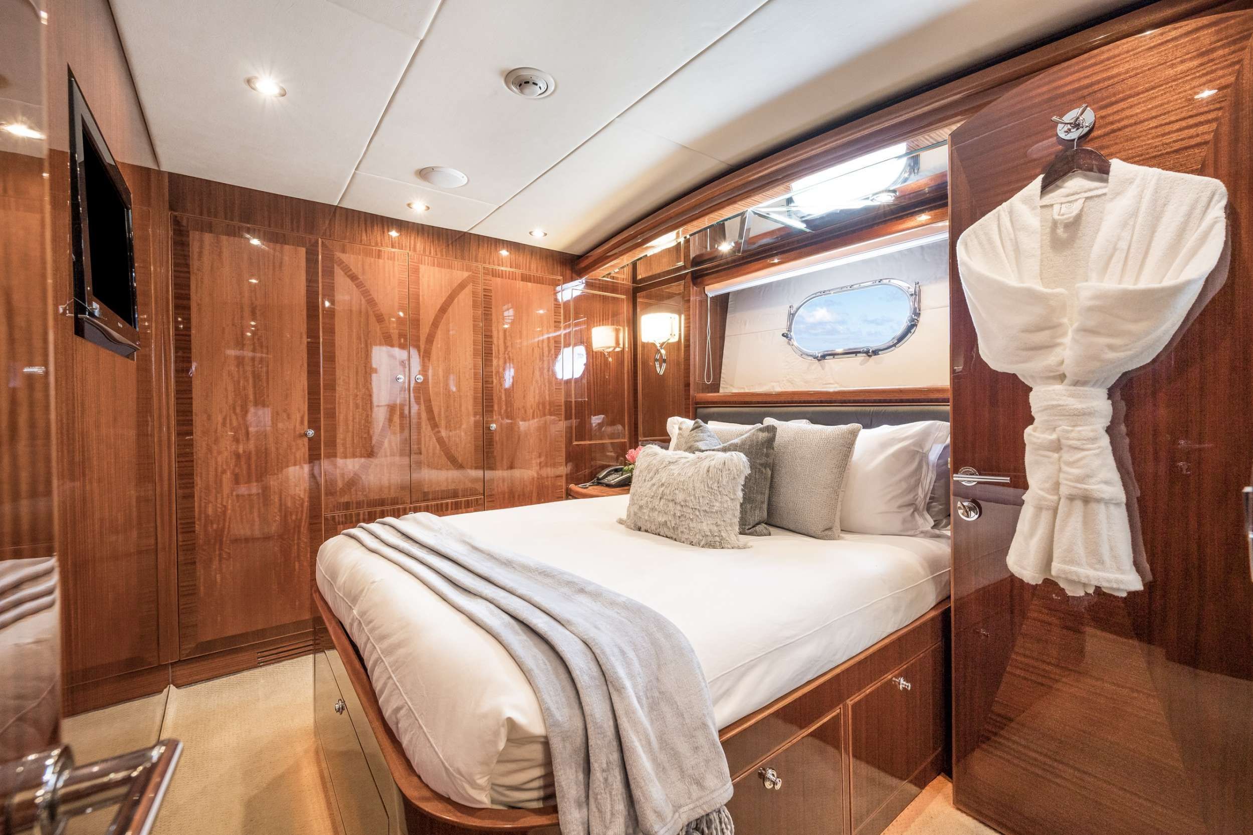 LIMITLESS Crewed Motor Yacht Queen