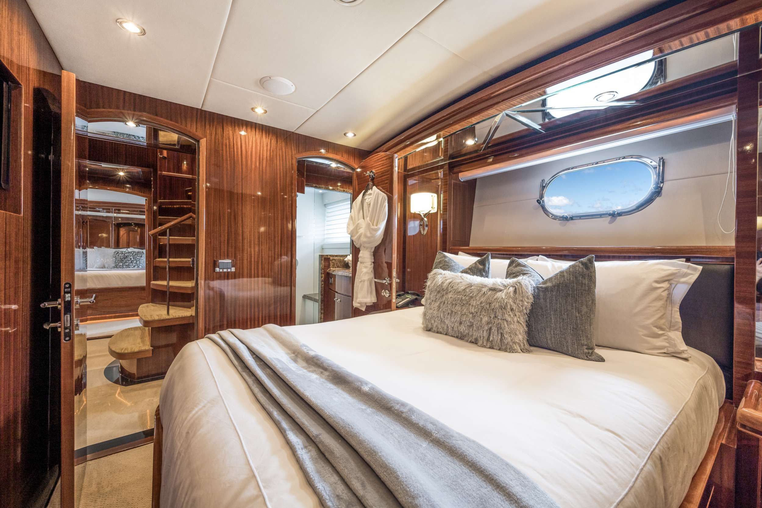 LIMITLESS Crewed Motor Yacht Queen Cabin