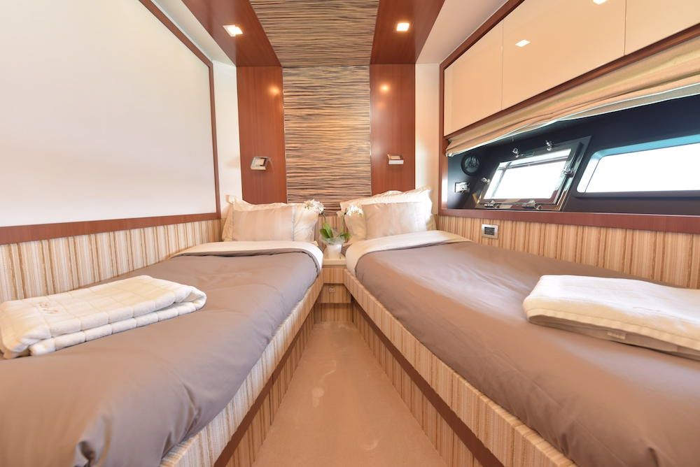 LITTLE ONE - Baia Italia 70 - Twin Cabin