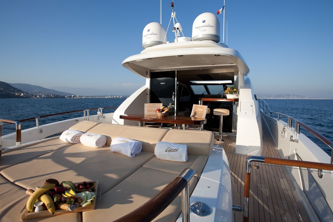 LIZZI Lazzara 75 Luxury Motoryacht Bow