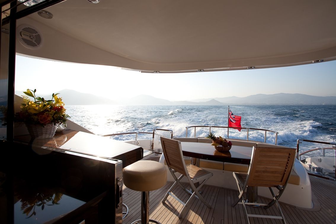 LIZZI Lazzara 75 Luxury Motoryacht Aft Deck
