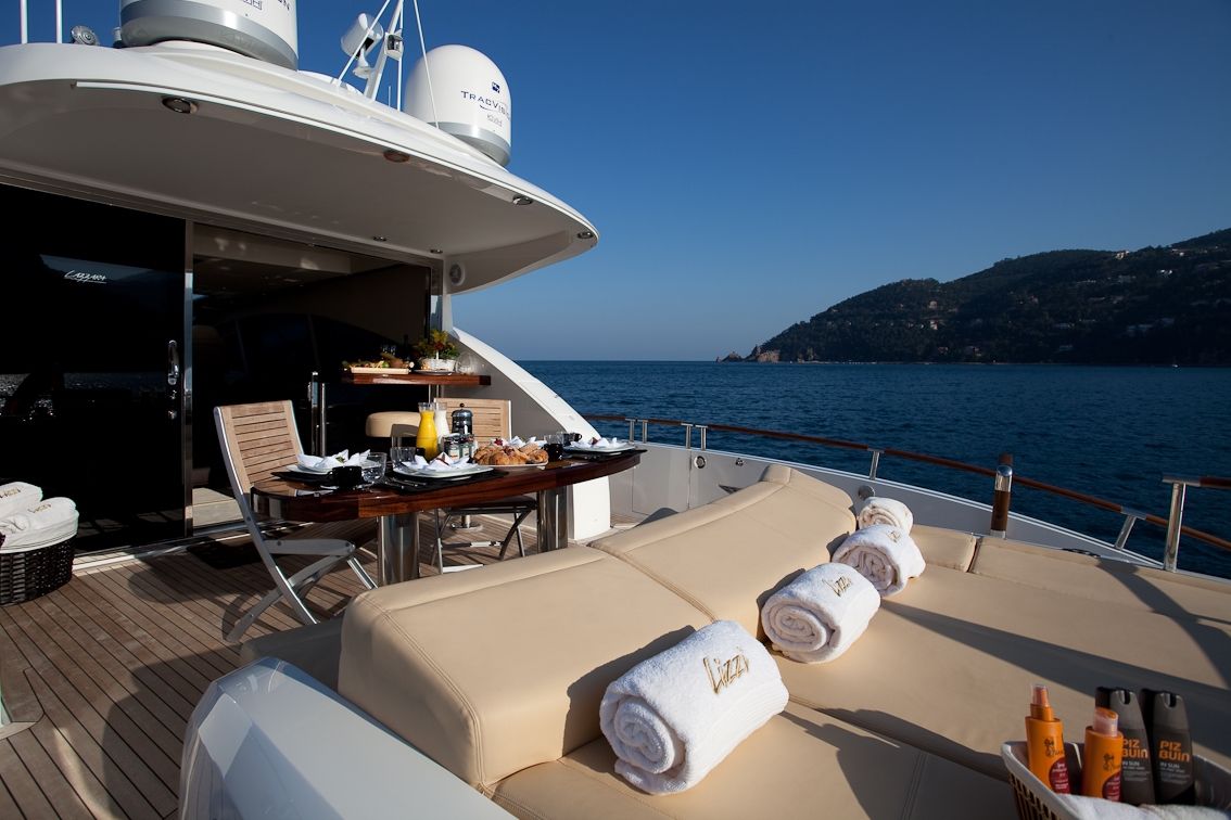 LIZZI Lazzara 75 Luxury Motoryacht Sun Lounge