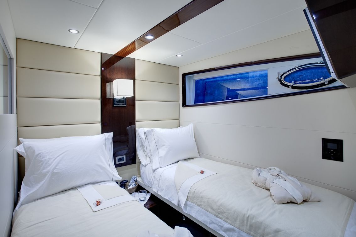 LIZZI Lazzara 75 Luxury Motoryacht Twin Cabin