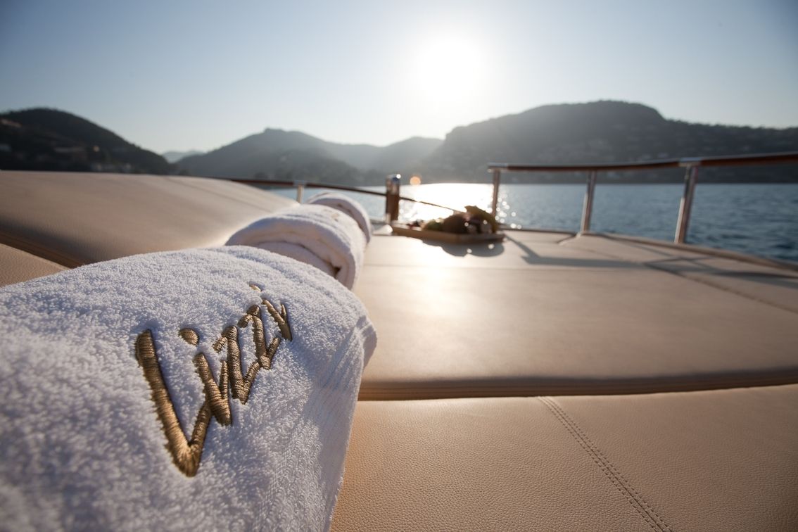 LIZZI Lazzara 75 Luxury Motoryacht Relax