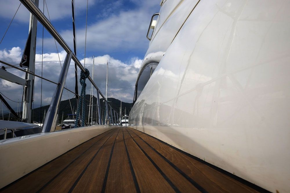 Princess V65 - Side Passage