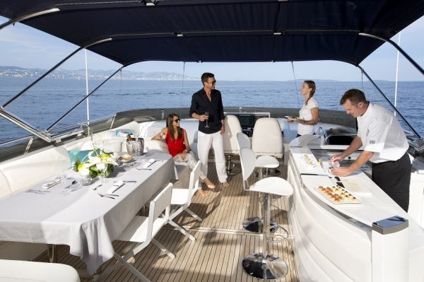 MOLLY MALONE Princess 95 Luxury Motoryacht Bar