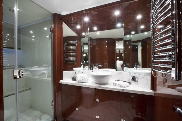 MOLLY MALONE Princess 95 Luxury Motoryacht Bathroom