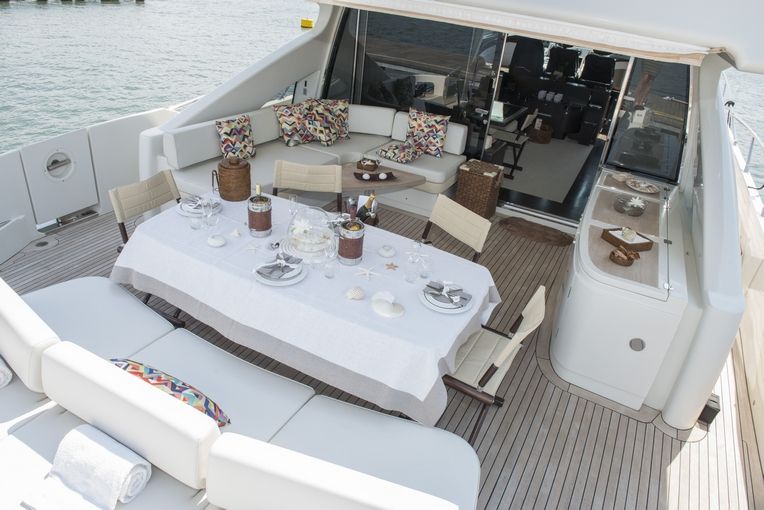 MR LOUIS Azimut 86s Luxury Motoryacht Al Fresco
