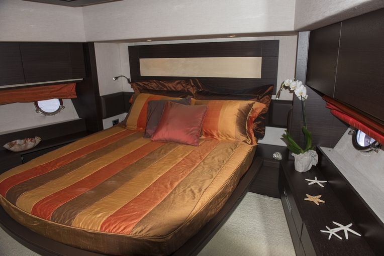 MR LOUIS Azimut 86s Luxury Motoryacht VIP Cabin