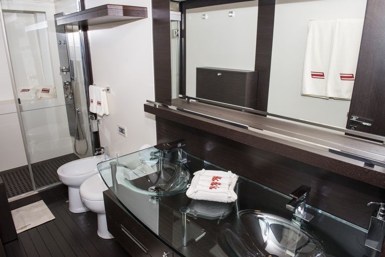 MR LOUIS Azimut 86s Luxury Motoryacht Bathroom
