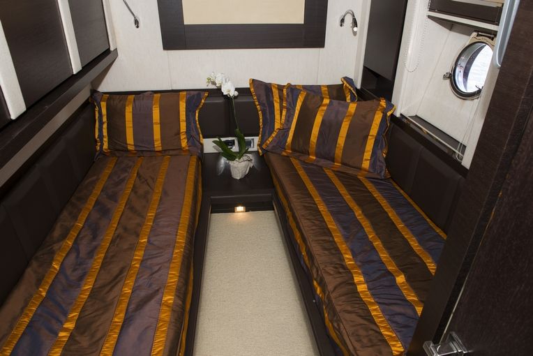 MR LOUIS Azimut 86s Luxury Motoryacht Twin Cabin