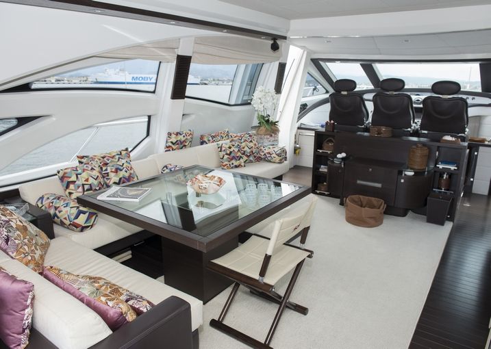 MR LOUIS Azimut 86s Luxury Motoryacht Saloon
