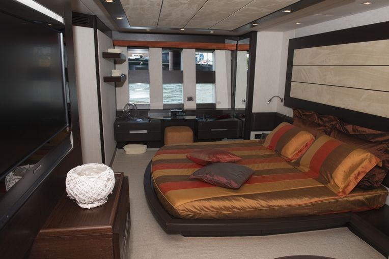 MR LOUIS Azimut 86s Luxury Motoryacht VIP Cabin